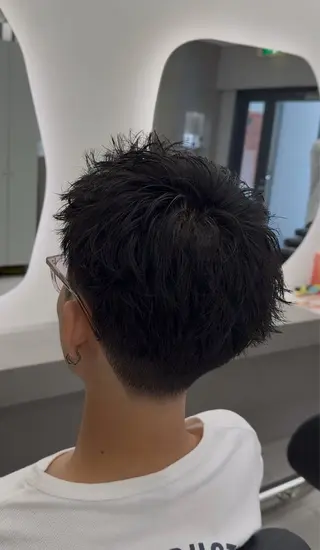 ショート 波巻き/シャドウ /フェザー/有馬琉翔のヘアスタイル