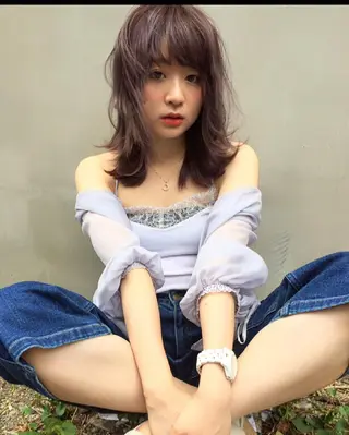 ミディアム 白髪ぼかしハイライト バレイヤージュヤマトのヘアスタイル