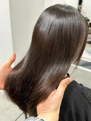 セミロング シガ ミクトのヘアスタイル