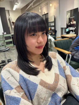 セミロング 透明感ブラウン｜ レイヤー｜小寺 葵のヘアスタイル