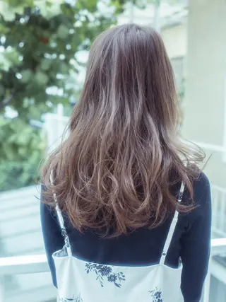 ミディアム セミロング ロング カラー パーマ ヤナ マネージャーのヘアスタイル