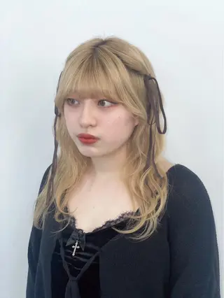 セミロング 推し活に可愛く艶モテ カラー/巻きキョウコのヘアスタイル