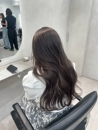 ロング ハイトーン デザインカラーのヘアスタイル