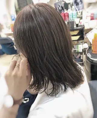 ミディアム 岸田 梓武生のヘアスタイル
