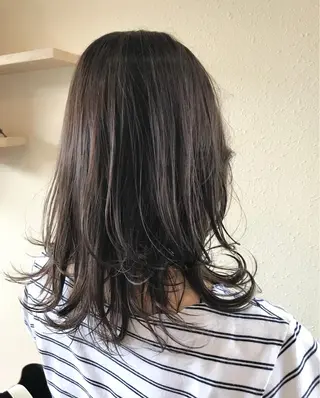 セミロング カラー 中川 茜里のヘアスタイル