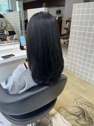 セミロング 寒色＆ブリーチ特化 寒色MiOのヘアスタイル