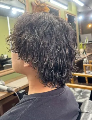 ミディアム パーマ メンズ 三谷 仁のヘアスタイル