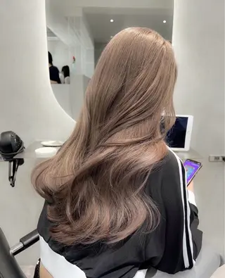 カラー ミルクティーベージュ ケアブリーチカラーのヘアスタイル