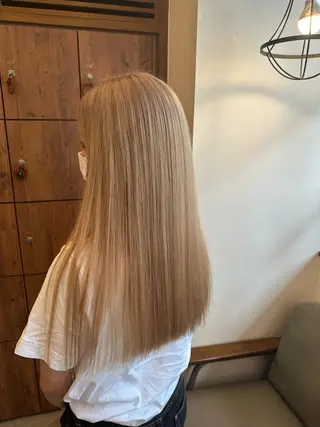 ロング ハイトーン/デザイン KURUMIのヘアスタイル