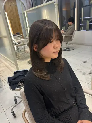 ミディアム カラー かなこ／重めレイヤー ／透明感カラーのヘアスタイル