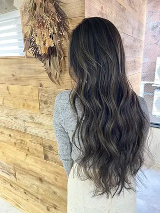 ロング カラー 白髪ぼかしハイライト バレイヤージュヤマトのヘアスタイル