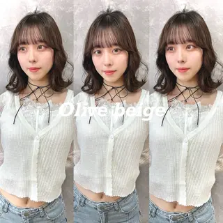 ミディアム カラー 韓国🇰🇷レイヤー カットオリーブカラーのヘアスタイル
