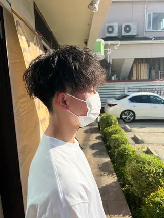 ショート パーマ メンズ 二本木 秀成のヘアスタイル
