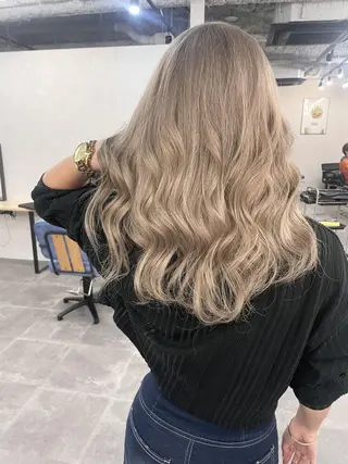 セミロング ヘアアレンジ パーマ カラー ハイトーン カラーのヘアスタイル