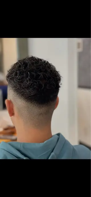 ショート パーマ メンズ 吉岡 三四朗のヘアスタイル