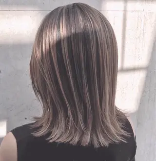 ミディアム カラー AKI アキのヘアスタイル