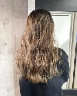 ロング カラー Mika XELVEのヘアスタイル
