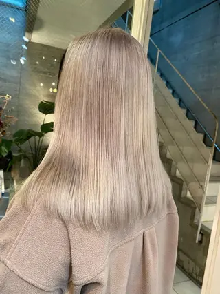 セミロング 白髪ぼかし×デザイン 🕊️🫧ホウジョウのヘアスタイル