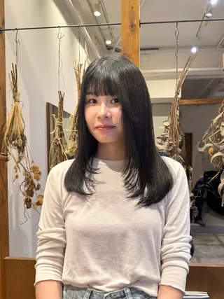 ミディアム カラー ENIF 大島 芽生のヘアスタイル