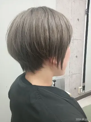 ショート Yoko ブリーチカラーのヘアスタイル