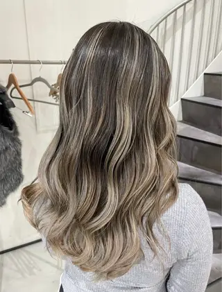 ロング カラー Attrait .のヘアスタイル