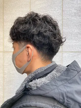 ショート パーマ メンズ 松岡 俊輔のヘアスタイル