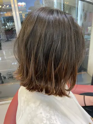 ミディアム カラー 瀬川 茉衣子のヘアスタイル