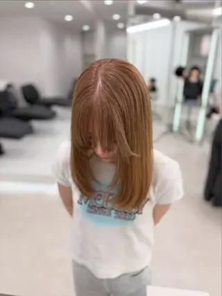 ミディアム タマシロカリン 艶カラー/レイヤーのヘアスタイル