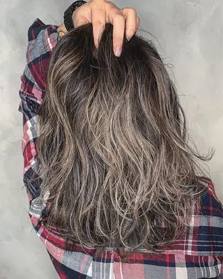 カラー セミロング N゜jillva ナンバージルバのヘアスタイル