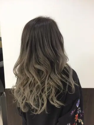 ロング ヘアアレンジ ハイトーン Arphyのヘアスタイル