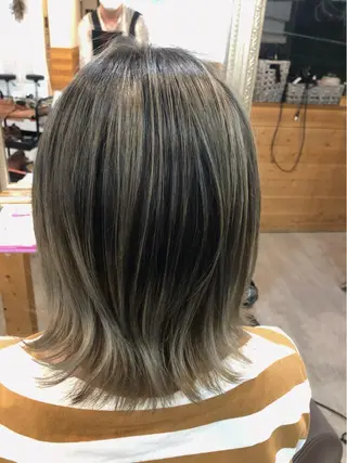 ミディアム 艶髪/ハイトーン Sherryのヘアスタイル