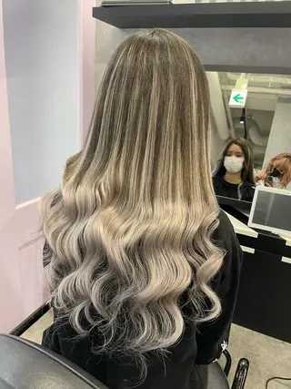 ミディアム Cielro/ダブル カラー/西田咲希のヘアスタイル