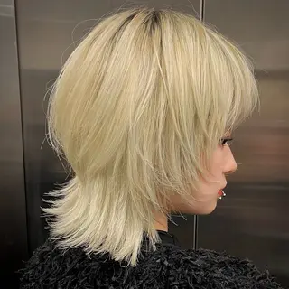 ミディアム ウルフ/レイヤー/ ブリーチカラーのヘアスタイル