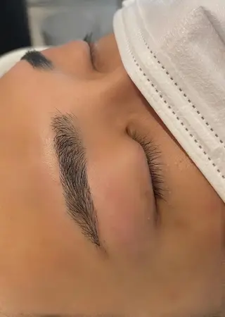 アイブロウ 山﨑 燦人のヘアスタイル