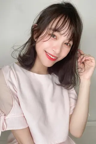 ミディアム HITOMI .のヘアスタイル