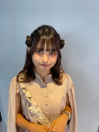 セミロング SERINA/ウルフ 、デザインカラーのヘアスタイル