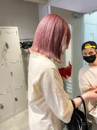 カラー ハイトーン×レイヤー カットTAKUMIのヘアスタイル