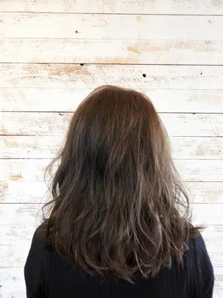 セミロング カラー 小坂 愛美のヘアスタイル