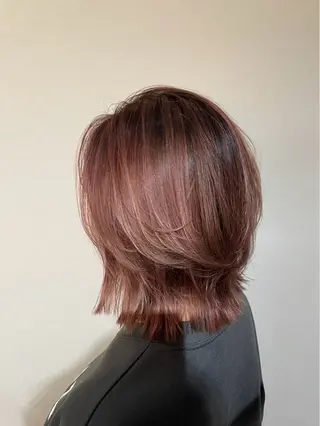 ミディアム Re room. 女性スタイリストのヘアスタイル