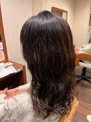セミロング パーマ よしだ しおりのヘアスタイル