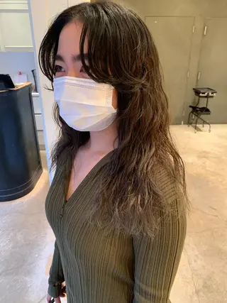 ロング SAKINO． ベージュカラーのヘアスタイル
