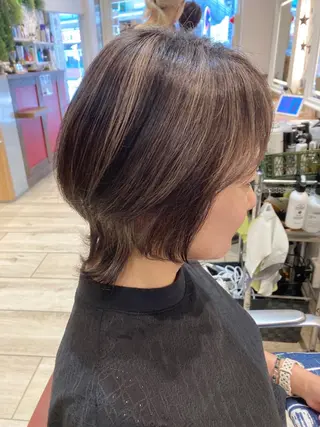 ミディアム あやかショート 白髪ぼかしのヘアスタイル