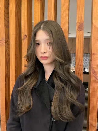 ロング カラー リカ/ハイトーン ・オリーブ🍀のヘアスタイル