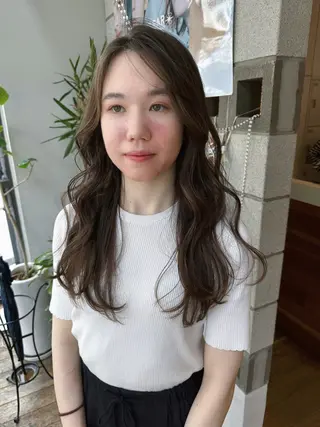 ロング カラー 塩澤 榛奈のヘアスタイル