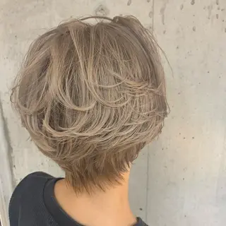 ショート カラー コバヤシ リョウのヘアスタイル
