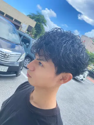 ショート パーマ メンズ 饒平名 知也のヘアスタイル