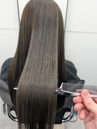 ロング 艶髪／オリーブ系／ 肌が綺麗に見えるお色のヘアスタイル