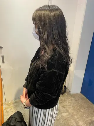 ロング カラー パーマ MIOベージュカラー 柔らかいカラーのヘアスタイル