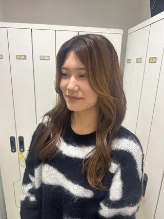 ロング レイヤー 艶々カラーのヘアスタイル