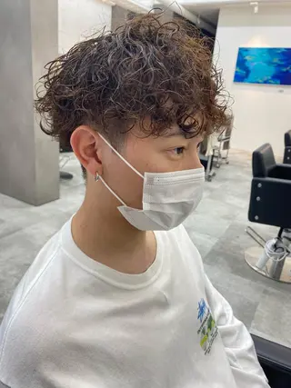 ショート パーマ ヘアアレンジ メンズ 韓国🇰🇷レイヤー カットオリーブカラーのヘアスタイル